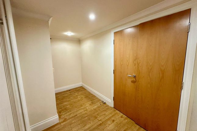 Flat 10, 151, Parkcroft, Bury Old Road, Salford photo 2