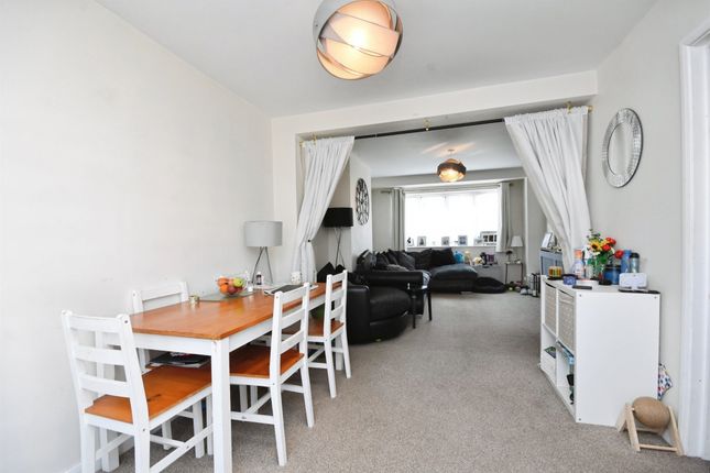 13, Whitethorn Gardens, Chelmsford photo 4