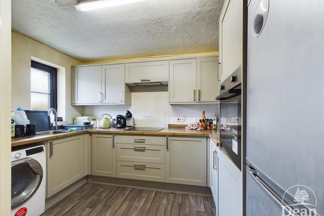 Flat 5, Church Road Place, Cinderford photo 3