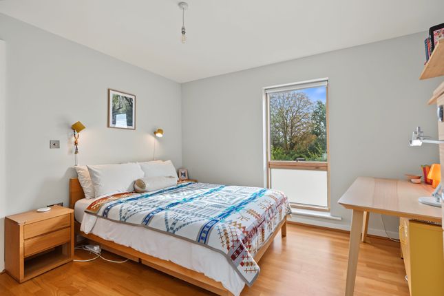 17 Saxon Chase Dickenson Road, London photo 2
