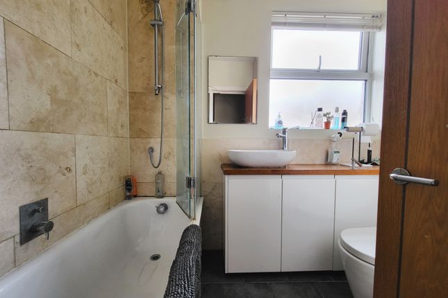 Duplex to rent in Lydden Grove, London
