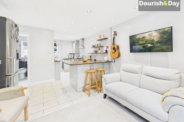 8 Waterside Close, Whitchurch photo 4