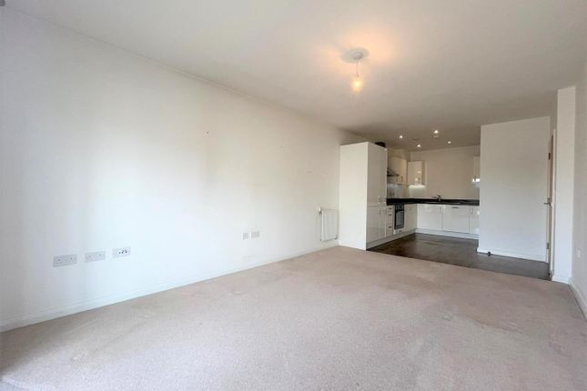 Flat 6, Greenwich Court, West Drayton photo 3