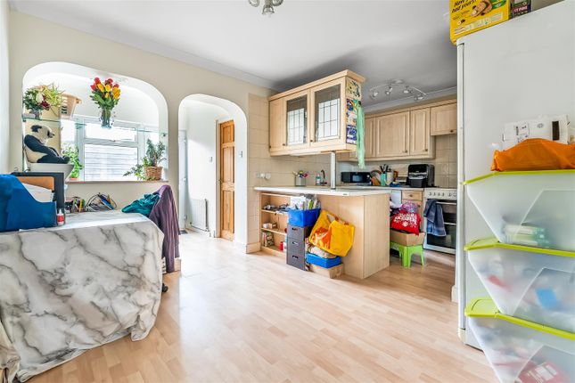 10, Kingslea, Leatherhead photo 4