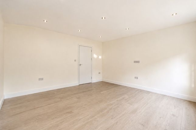 9A, Bishops Close, Enfield photo 2