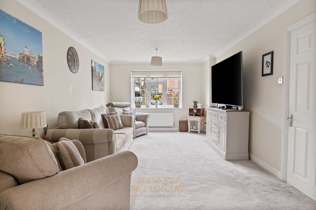 3 Quebec Close, Horley photo 3