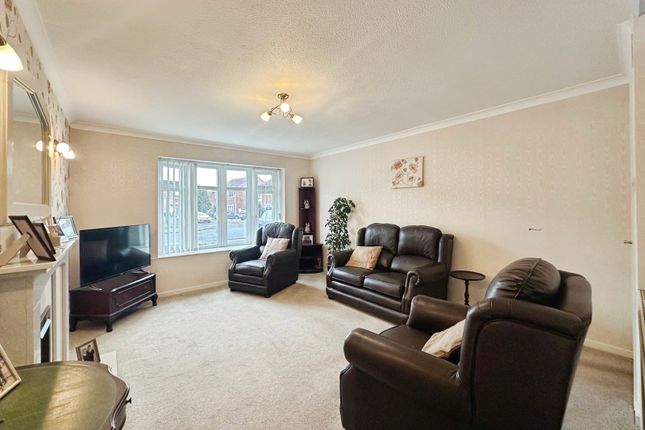 11, Leybourne Crescent, Pendeford, Wolverhampton photo 4