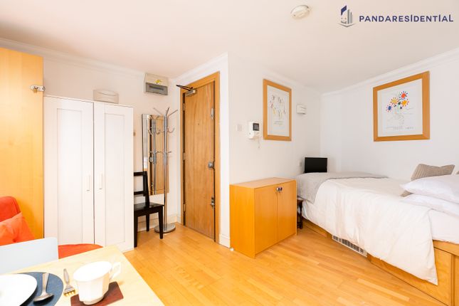 Duplex to rent in Trinity Square, London