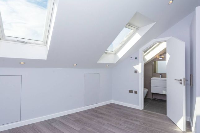 Thumbnail Flat to rent in Garratt Lane, Earlsfield, London