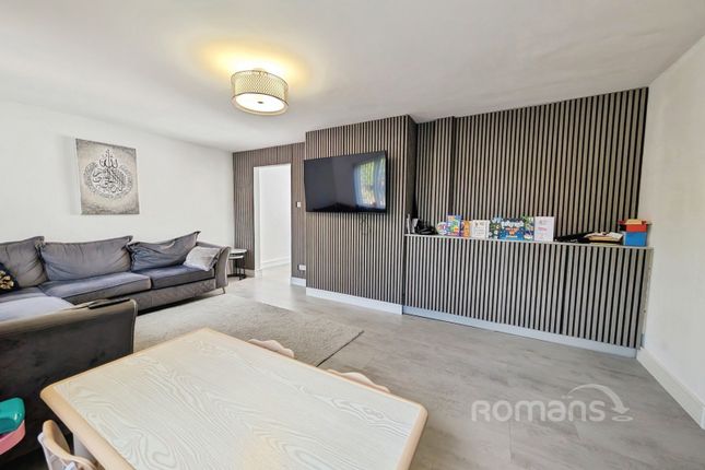 3, Tamarind Way, Reading photo 2