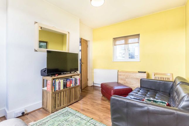 Flat to rent in Glenfield Road, London