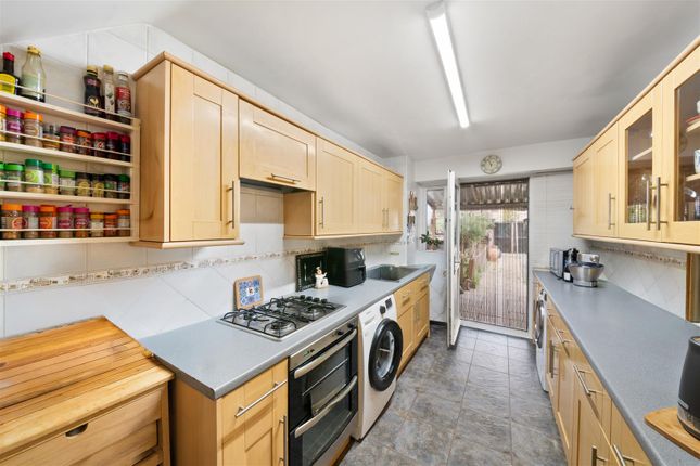 8, Lynton Walk, Hayes photo 3