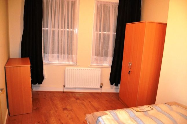 Town house to rent in Cable Street, London