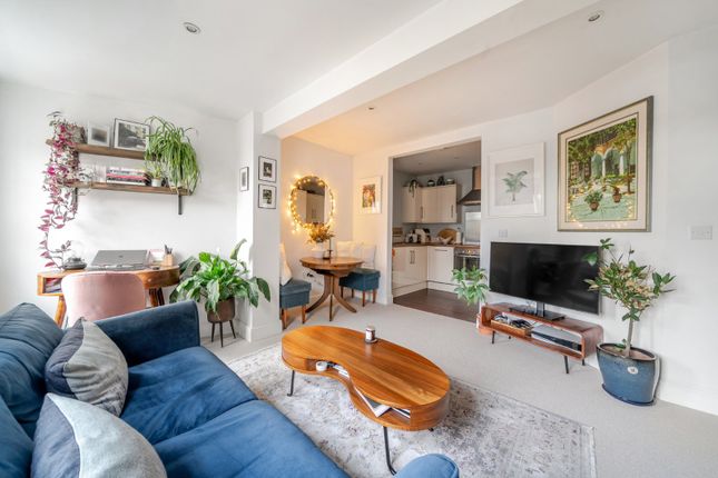 Flat 2,, 134A, High Street, Esher photo 2