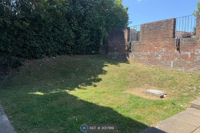 Flat, Alexander Court Mill Road, Rochester photo 5