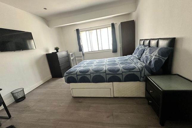 Room 1, 31 Leaver Gardens, Greenford photo 4