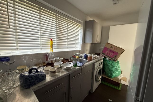 26, Newlands Court, Caterham photo 4