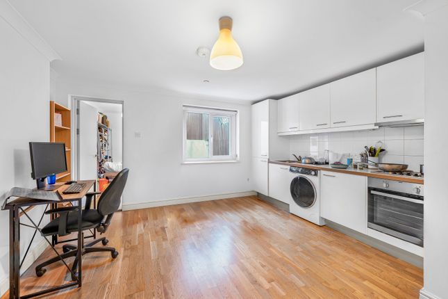 Flat 4, 489, Holloway Road, London photo 3