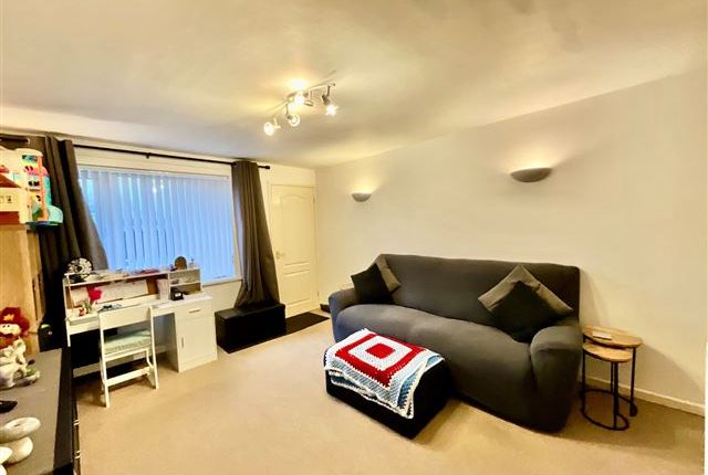 3, Oakworth View Halfway, Sheffield photo 4