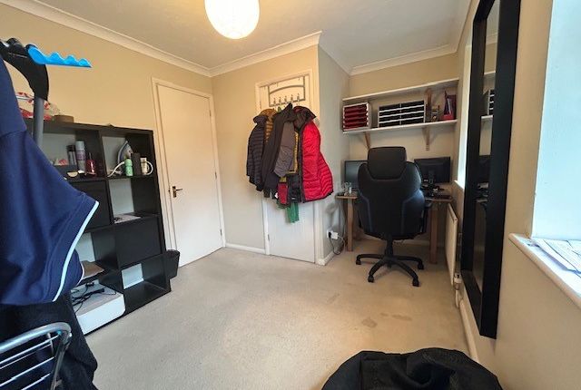 38, Tarn Close, Farnborough photo 4