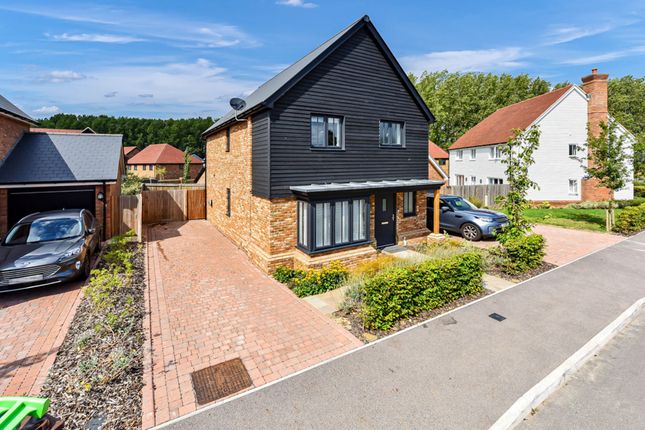 Thumbnail Detached house for sale in Round Top Close, Cliffe Woods