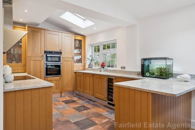 2 Huntercrombe Gardens, Watford photo 2