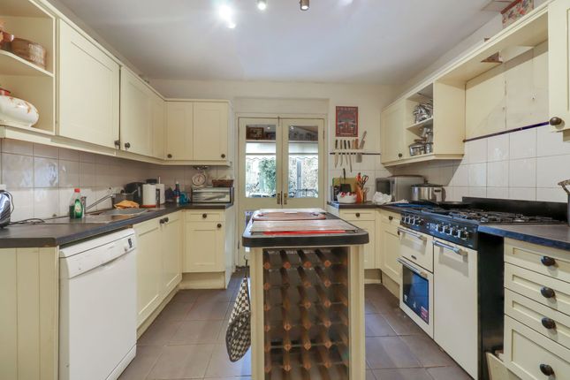 8 Pemberton Road, East Molesey photo 2