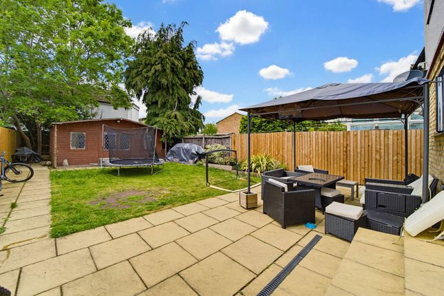 30, Cowley Avenue, Chertsey photo 4