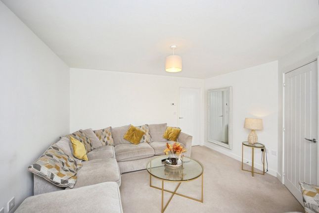 8, Hazel Place, Warwickshire photo 4
