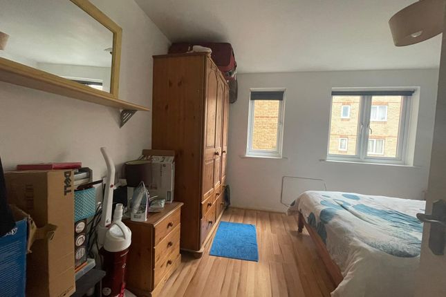Flat to rent in Myers Lane, London