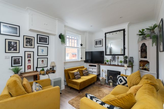 32b, Church Street, Dorking photo 3