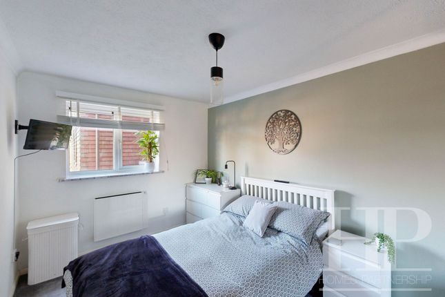 37 Black Swan Close, Crawley photo 4