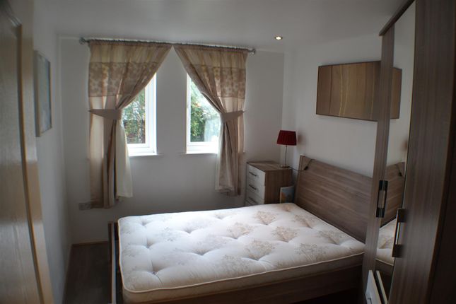 5 Elmira Way, Salford photo 4