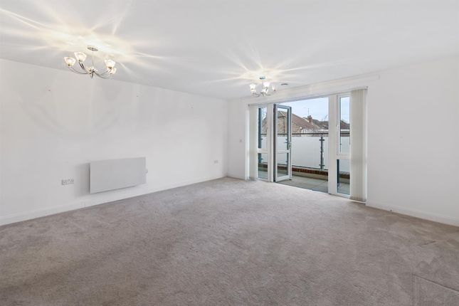 Thumbnail Flat for sale in Loddon House, London Road, Ruscombe