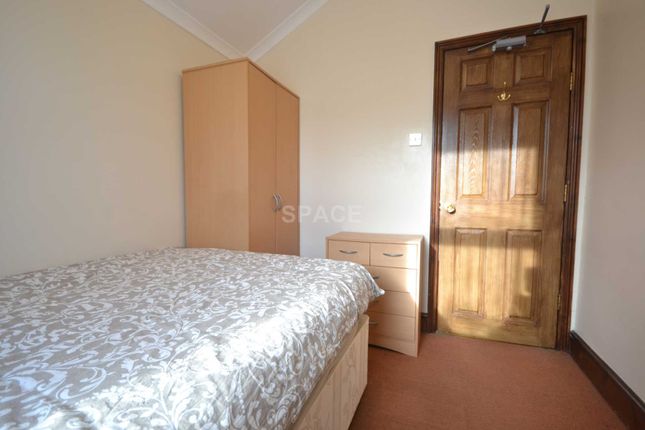 Room to rent in Grange Avenue, Earley