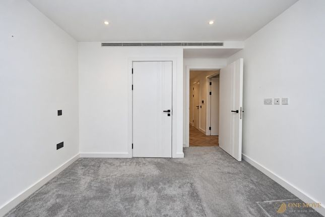 Flat 203 3 Merino Gardens, London, London photo 3