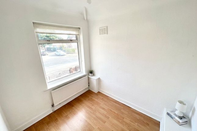 16, Carnarvon Drive, Hayes photo 5