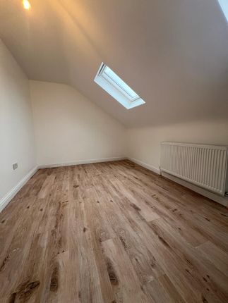 Flat to rent in West Green Road, London