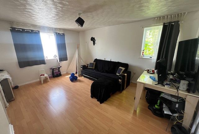 15, Tempsford Close, Enfield photo 4