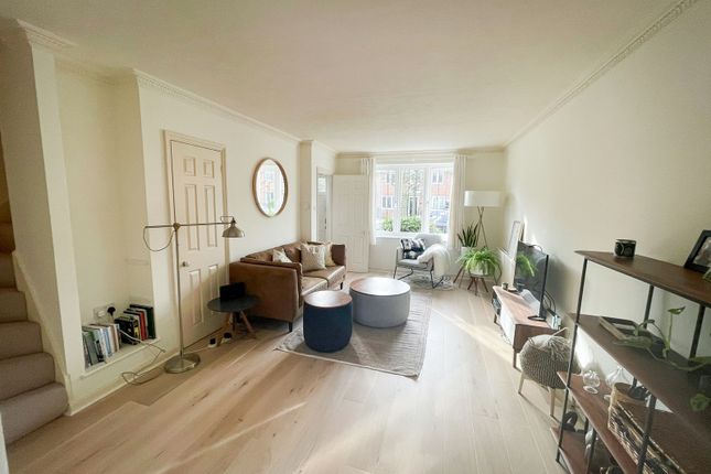 11, Dove House Green, Weybridge photo 3