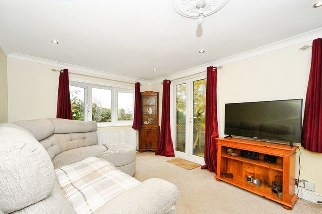 3, Cannons Drive, Lechlade photo 2