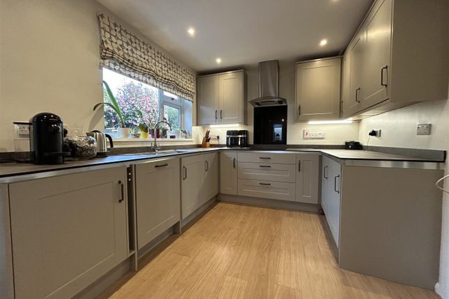 9, Stuart Way, Bridport photo 3