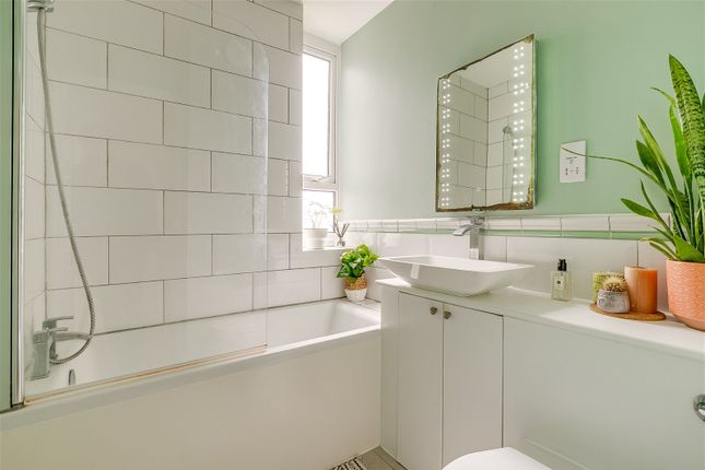 Flat for sale in Leigham Court Road, London