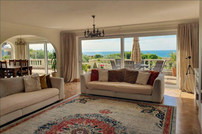 5. Living Room.Jpg