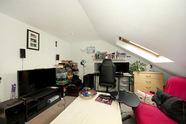 Flat to rent in Horn Lane, London