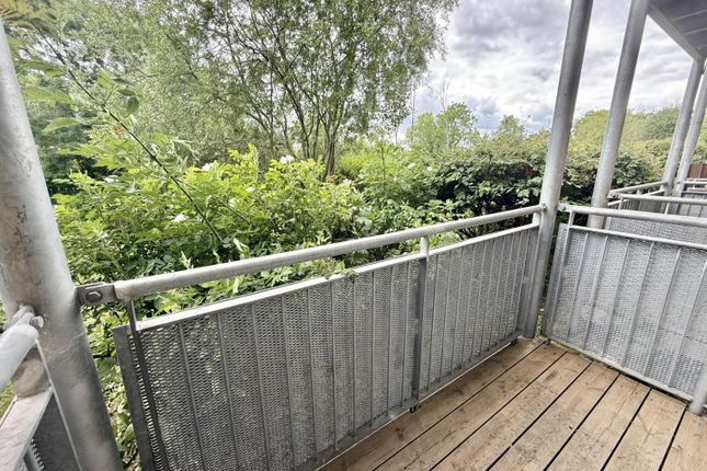 49, Canalside Gardens, Southall photo 4