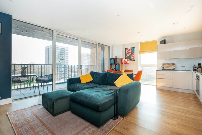 2-bed flat on 501, Farloe House, 38 Summerstown, London, £470,000