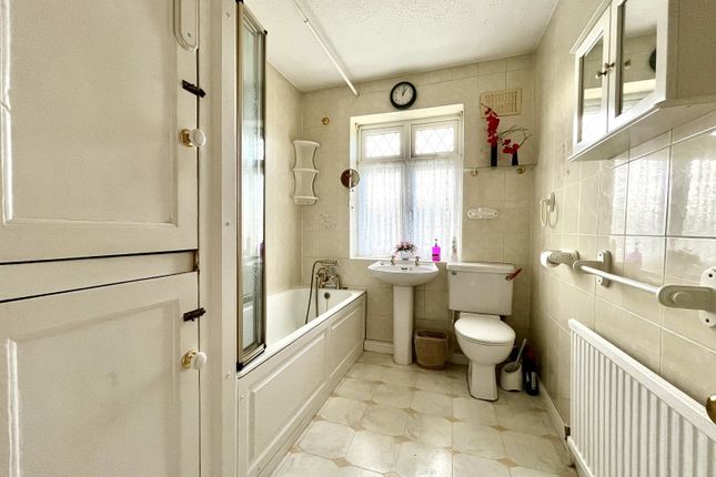 30, Cheshire Gardens, Chessington photo 4