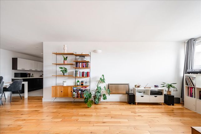 Flat 301, 49 Hacon Square, Richmond Road, London Fields photo 2