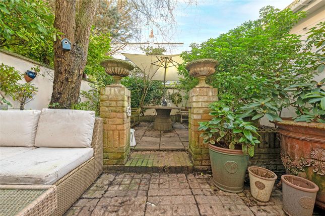 28, Beaufort Close, London photo 3